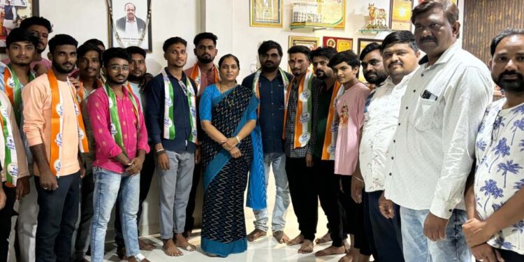 मुक्ताईनगरात शिंदे गटाला धक्का ; शेकडो कार्यकर्त्यांचा राष्ट्रवादी शरद पवार पक्षात प्रवेश