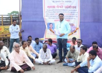 ‘त्या’ कामासाठी पहूर येथे पत्रकार बांधवच रस्त्यावर उतरला, वाहनांच्या लांबच लांब रांगा