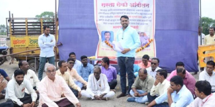 ‘त्या’ कामासाठी पहूर येथे पत्रकार बांधवच रस्त्यावर उतरला, वाहनांच्या लांबच लांब रांगा