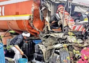 Varangaon : नादुरुस्त उभ्या असलेल्या ट्रकवर टँकरची धडक; दोघांचा जागीच मृत्यू