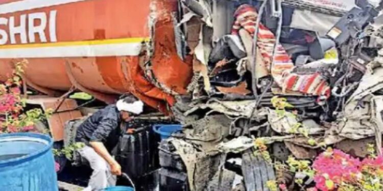 Varangaon : नादुरुस्त उभ्या असलेल्या ट्रकवर टँकरची धडक; दोघांचा जागीच मृत्यू