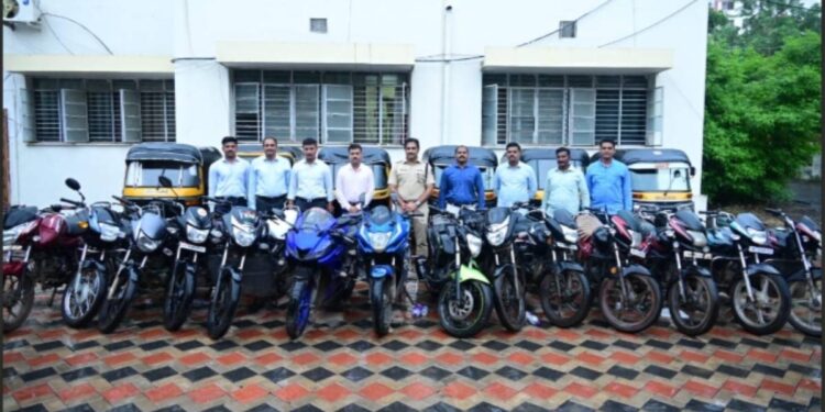चोरीच्या १४ मोटारसायकली, ६ रिक्षांसह तिघांना अटक ; जळगाव एलसीबीची कारवाई