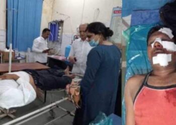 जळगावात डंपर आणि ओमनी कार यांच्यात भीषण अपघात ; पाच जण जखमी