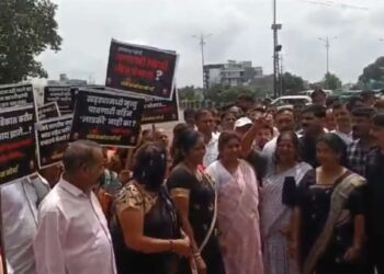 जळगावात ठाकरे गट आक्रमक ; रस्त्यावर उतरून केला प्रशासनाचा विरोध