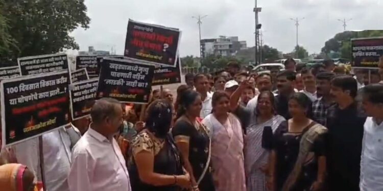 जळगावात ठाकरे गट आक्रमक ; रस्त्यावर उतरून केला प्रशासनाचा विरोध