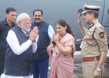 प्रधानमंत्री नरेंद्र मोदी यांचे जळगाव विमानतळावर स्वागत