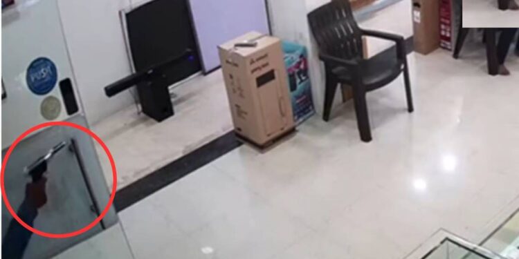 धक्कादायक ! शिवसेना नेत्याच्या पुतण्यावर गोळीबाराचा प्रयत्न, घटनेचा थरार सीसीटीव्हीमध्ये कैद