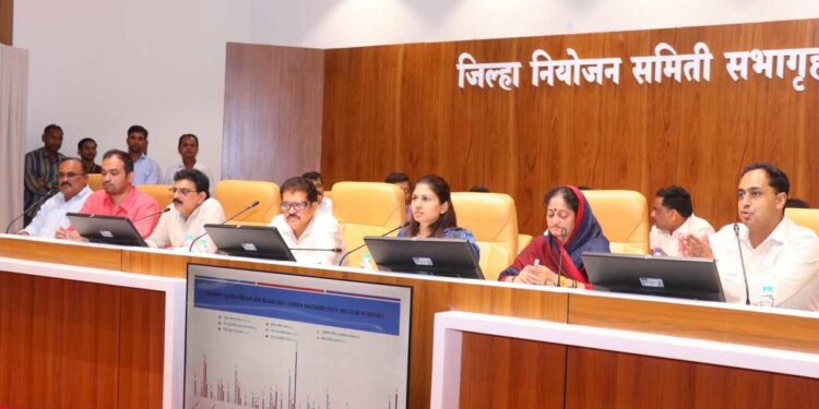 पीएम किसान कार्ड, रेल्वेचे प्रलंबित प्रकल्प तात्काळ पूर्ण करावेत; केंद्रीय राज्यमंत्री रक्षा खडसेंचे निर्देश