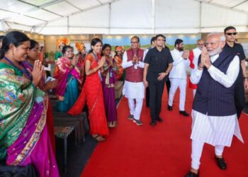 प्रधानमंत्री नरेंद्र मोदी यांनी साधला लखपती दिदींशी संवाद