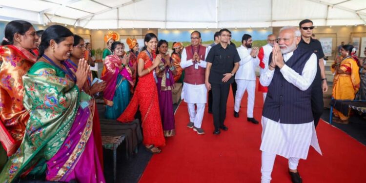 प्रधानमंत्री नरेंद्र मोदी यांनी साधला लखपती दिदींशी संवाद