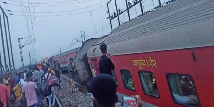 रेल्वे अपघाताच्या साखळीत पुन्हा भर; मध्यरात्री दोन रेल्वे अपघात