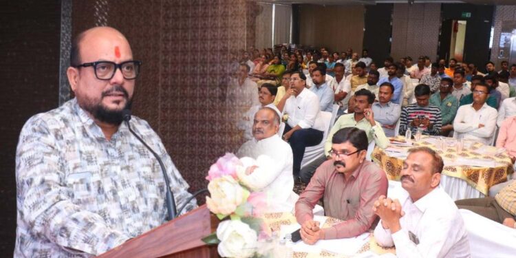 मराठवाडा व विदर्भाच्या धर्तीवर जिल्ह्यातील उद्योगांना वीज आणि जीएसटीमध्ये सवलतीसाठी शासन स्तरावर प्रयत्नशील ! पालकमंत्री गुलाबराव पाटील