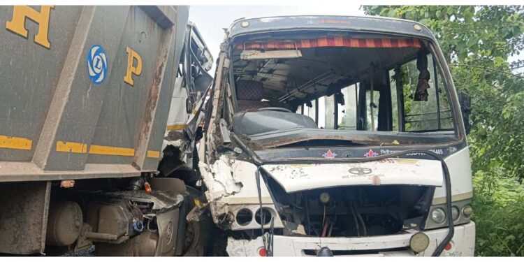 जळगाव-पाचोरा रोडवर बस व डंपरचा भीषण अपघात