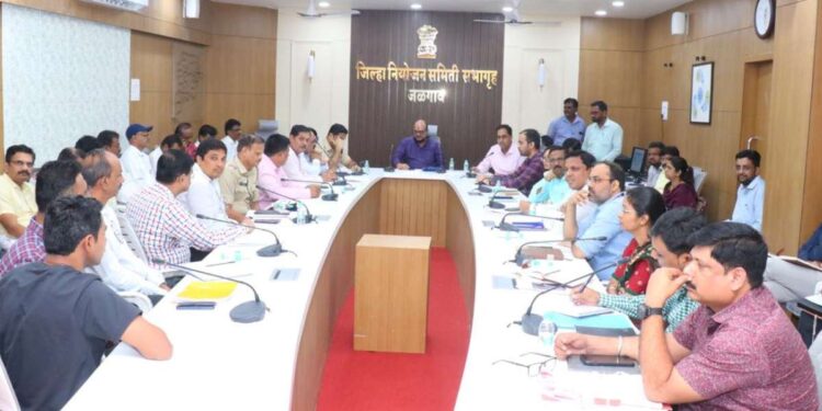 मुख्यमंत्री, उपमुख्यमंत्र्यांच्या जळगावातील कार्यक्रमाच्या पार्श्वभूमीवर पालकमंत्र्यांनी घेतला आढावा, दिले हे निर्देश