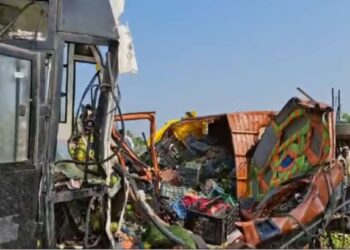 बस आणि ट्रकमध्ये भीषण अपघात; ३ ते ४ जणांचा मृत्यू,गाड्यांचा चक्काचूर