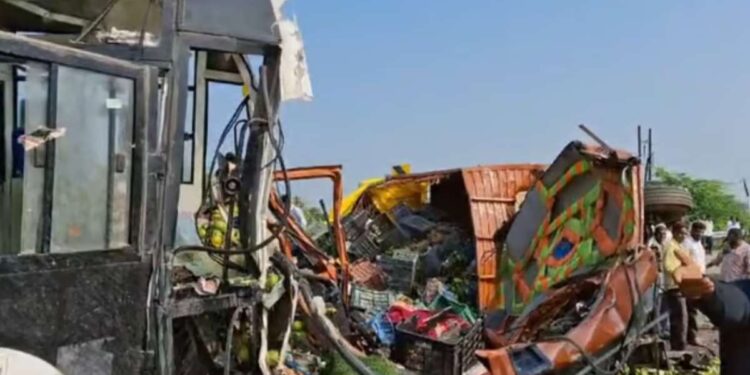 बस आणि ट्रकमध्ये भीषण अपघात; ३ ते ४ जणांचा मृत्यू,गाड्यांचा चक्काचूर