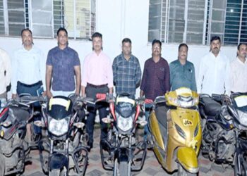 10 चोरीच्या मोटारसायकलीसह तिघे चोरटे पोलिसांच्या जाळ्यात