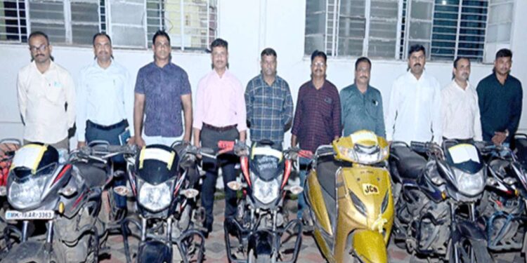 10 चोरीच्या मोटारसायकलीसह तिघे चोरटे पोलिसांच्या जाळ्यात