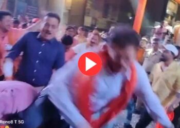 उत्साही कार्यकर्त्यामुळे जळगावचे आमदार खांद्यावरून पडले ; घटनेचा व्हिडिओ व्हायरल