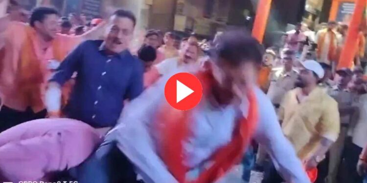 उत्साही कार्यकर्त्यामुळे जळगावचे आमदार खांद्यावरून पडले ; घटनेचा व्हिडिओ व्हायरल