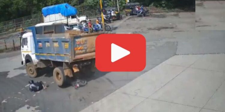 डंपरने दुचाकीस्वाराला उडविले ; अंगावर काटा आणणारा अपघाताचा व्हिडीओ व्हायरल