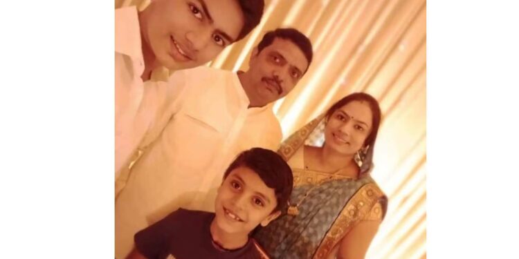 आई वडिलांनी दोन सोन्यासारख्या लेकरांसोबत केली आत्महत्या ; घटनेने धुळे हादरले!