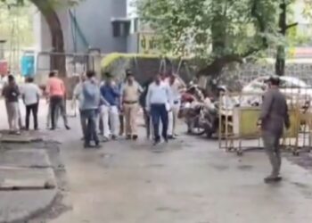 अक्षय शिंदेला पोलीस ठाण्यात नेत असतानाचा VIDEO आला समोर!