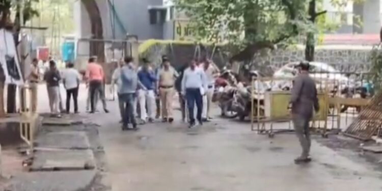 अक्षय शिंदेला पोलीस ठाण्यात नेत असतानाचा VIDEO आला समोर!