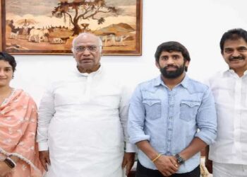 मैदानातून थेट राजकारणात एंट्री; विनेश फोगाट, बजरंग पुनियाचा काँग्रेसमध्ये प्रवेश