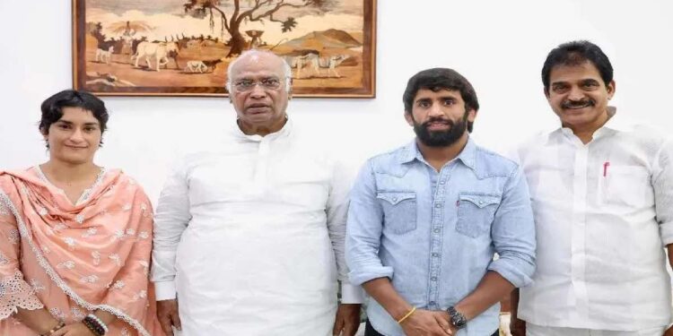 मैदानातून थेट राजकारणात एंट्री; विनेश फोगाट, बजरंग पुनियाचा काँग्रेसमध्ये प्रवेश