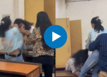 दे दणादण! भर वर्गातच दोन विद्यार्थिंनीमध्ये फ्री-स्टाईल हाणामारी, VIDEO व्हायरल