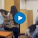 दे दणादण! भर वर्गातच दोन विद्यार्थिंनीमध्ये फ्री-स्टाईल हाणामारी, VIDEO व्हायरल