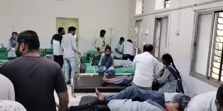 पारोळ्यातील धक्कादायक घटना, भंडाऱ्याच्या जेवणानंतर 70 विद्यार्थ्यांना विषबाधा