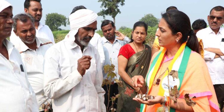 प्रचाराचा ताफा घेऊन रोहिणी खडसे पोहचल्या शेताच्या बांधावर