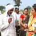 प्रचाराचा ताफा घेऊन रोहिणी खडसे पोहचल्या शेताच्या बांधावर