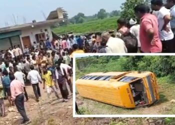 वाहनावरील नियंत्रण सुटल्याने स्कुलबस उलटली; बसमध्ये होते 60 विद्यार्थी