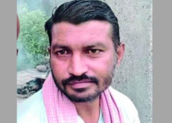 नातेवाईकांना भेटण्यासाठी निघालेल्या पित्याचा मुलाच्या डोळ्यादेखत अपघातात मृत्यू