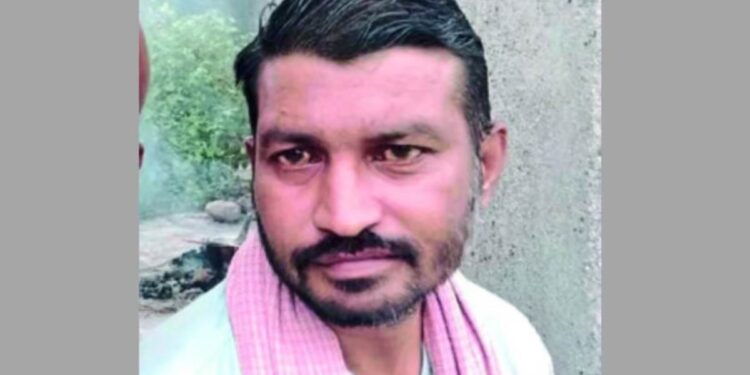 नातेवाईकांना भेटण्यासाठी निघालेल्या पित्याचा मुलाच्या डोळ्यादेखत अपघातात मृत्यू