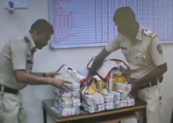 कारमध्ये सापडलं तब्बल दीड कोटींचं घबाड; अमळनेरात पोलिसांची कारवाई