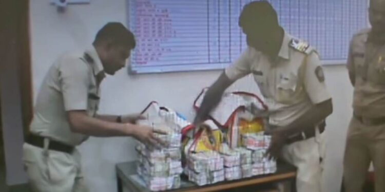 कारमध्ये सापडलं तब्बल दीड कोटींचं घबाड; अमळनेरात पोलिसांची कारवाई