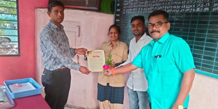 मुक्ताईनगर आगारातील वाहक सुषमा बोदडे यांचा उत्तम कामगिरीबद्दल गौरव