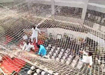 आदिवासी समाजाच्या आमदारांचे मंत्रालयात आंदोलन; विधानसभा उपाध्यक्षांची इमारतीवरून उडी