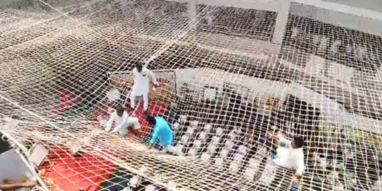 आदिवासी समाजाच्या आमदारांचे मंत्रालयात आंदोलन; विधानसभा उपाध्यक्षांची इमारतीवरून उडी