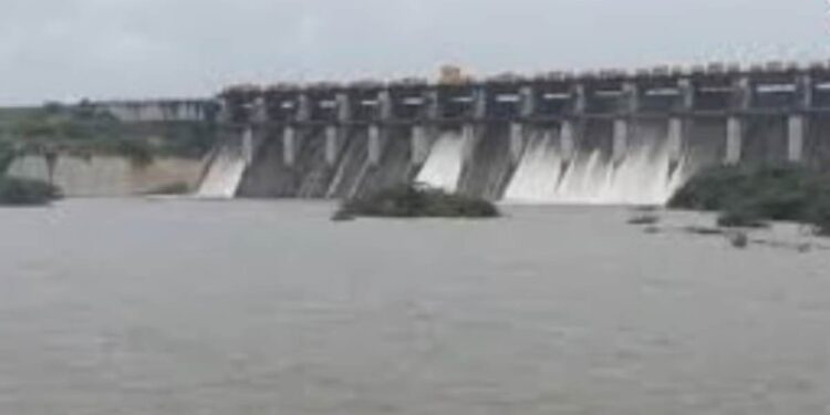 अक्कलपाडा धरणातून पाण्याचा विसर्ग; पांझरा नदी काठावरील गावांना सतर्कतेचा इशारा