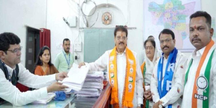 जळगावचे आमदार राजूमामा भोळे यांनी भरला नामांकन अर्ज