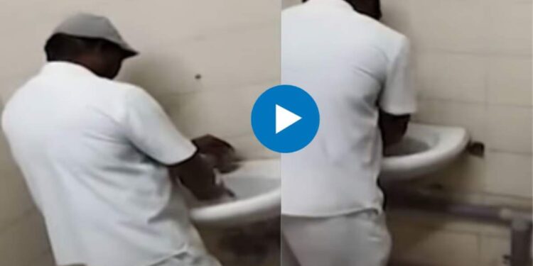 ईईईईई..! जळगाव महापालिकेत शौचालयातील बेसिंगमध्ये धुतले चहाचे कप, व्हिडिओ व्हायरल