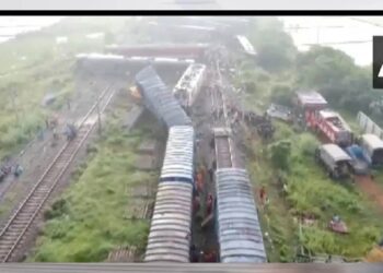 रेल्वेला पुन्हा भीषण अपघात; प्रवाशी एक्स्प्रेस उभ्या मालगाडीला धडकली, अनेक प्रवाशी जखमी