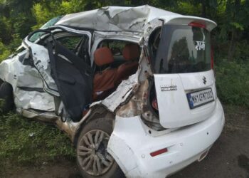 चोपड्यात बस आणि कारच्या भीषण अपघातात तीन ठार, एक गंभीर