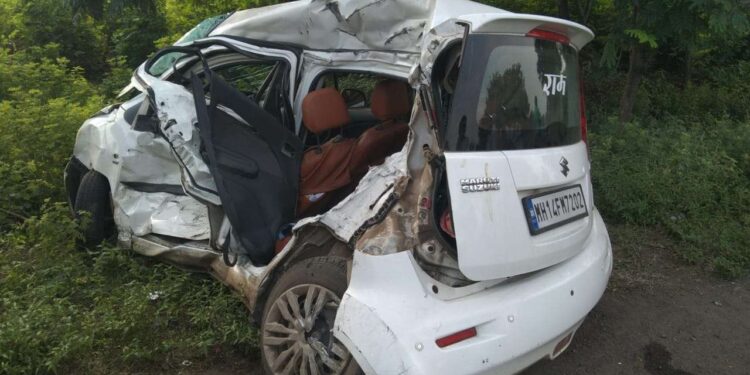 चोपड्यात बस आणि कारच्या भीषण अपघातात तीन ठार, एक गंभीर