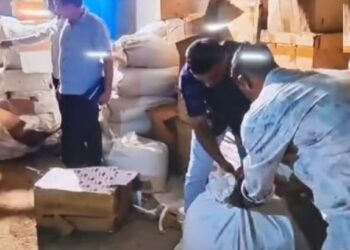 बनावट सिगारेट बनविणाऱ्या कारखान्यावर पोलिसांची धाड; १५ जणांना अटक, ५ कोटींचा मुद्देमाल जप्त